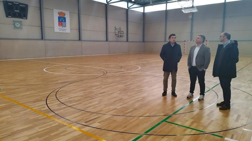 El polideportivo de Lugo estrena nuevo pavimento, apto para fútbol sala, balonmano o patinaje