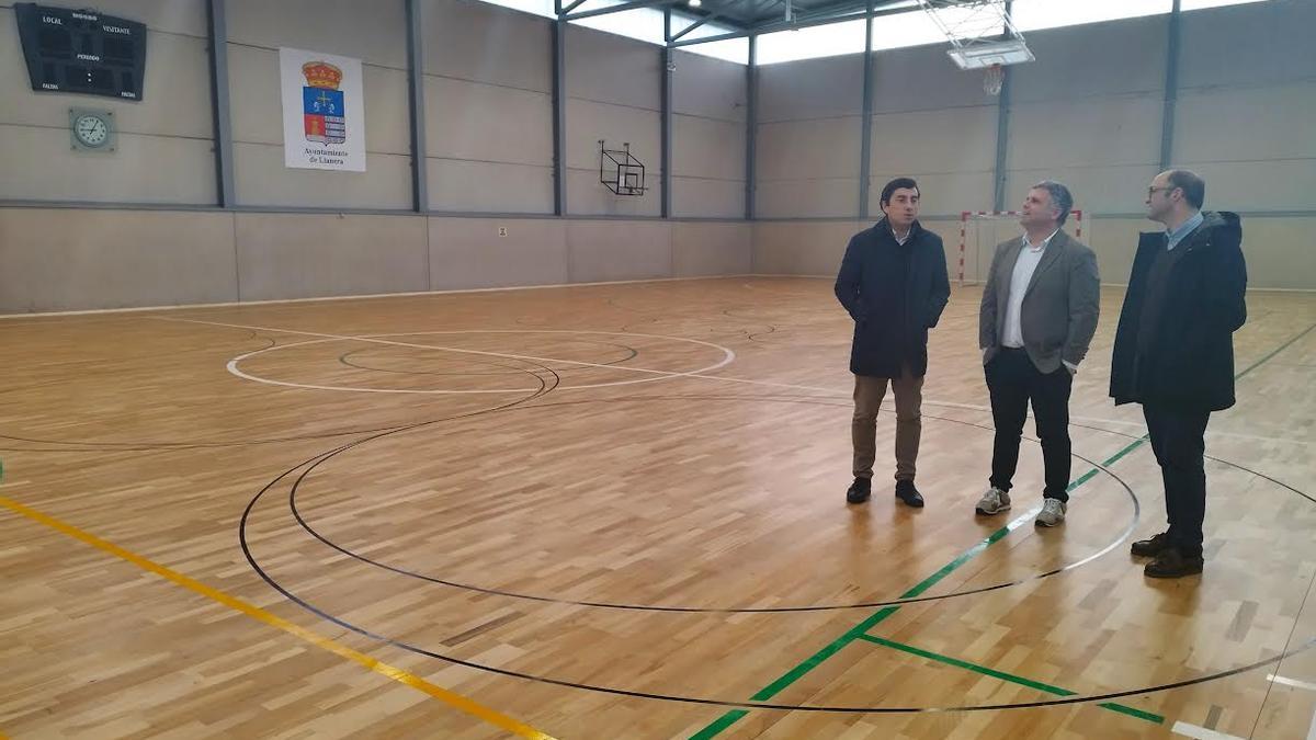 Por la izquierda, Gerardo Sanz, José Antonio González y Antonio de Luis Solar, ayer, en el polideportivo de Lugo-