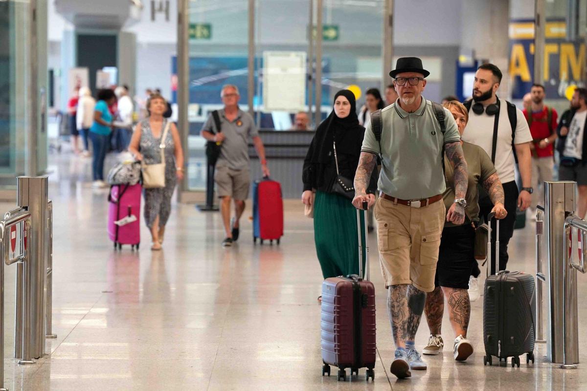 Cientos de turistas a su llegada al aeropuerto de Málaga.