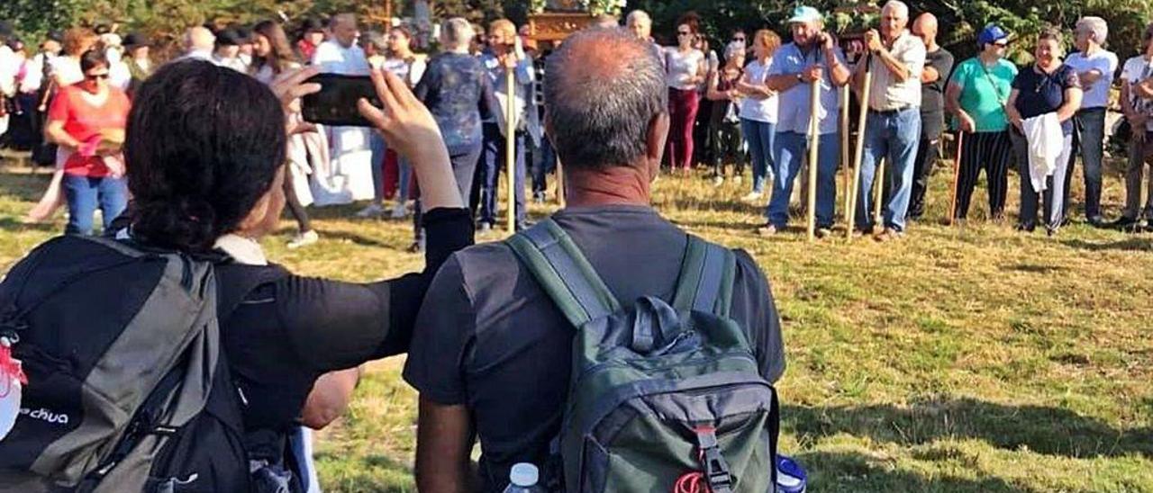 Dos peregrinos del Camiño da Geira e dos Arrieiros asisten a la celebración de A Grela.