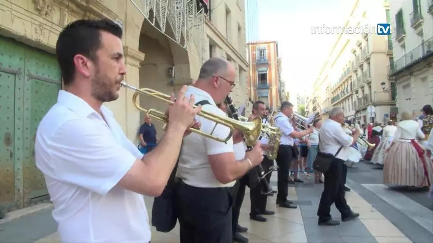 La Entrada de Bandas llena las calles de Alicante de música e ilusión por las Hogueras 2026