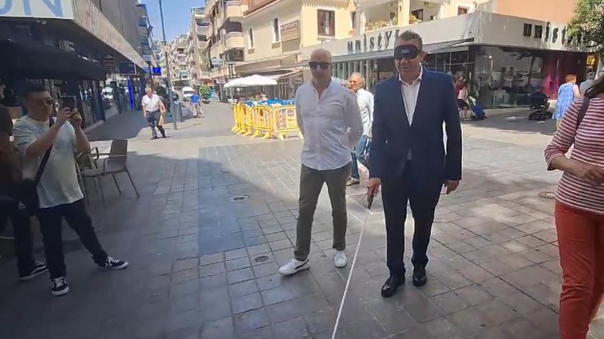 Toni Pérez realiza una prueba de movilidad para conocer qué sienten las personas ciegas al caminar por la calle en Benidorm.
