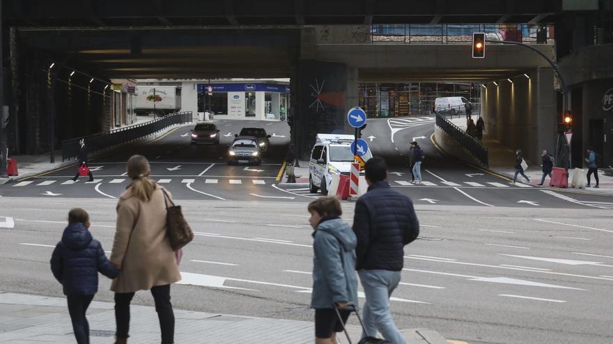 Peatones y vehículos transitando en torno al puente ampliado bajo las vías de la calle Nicolás Soria.