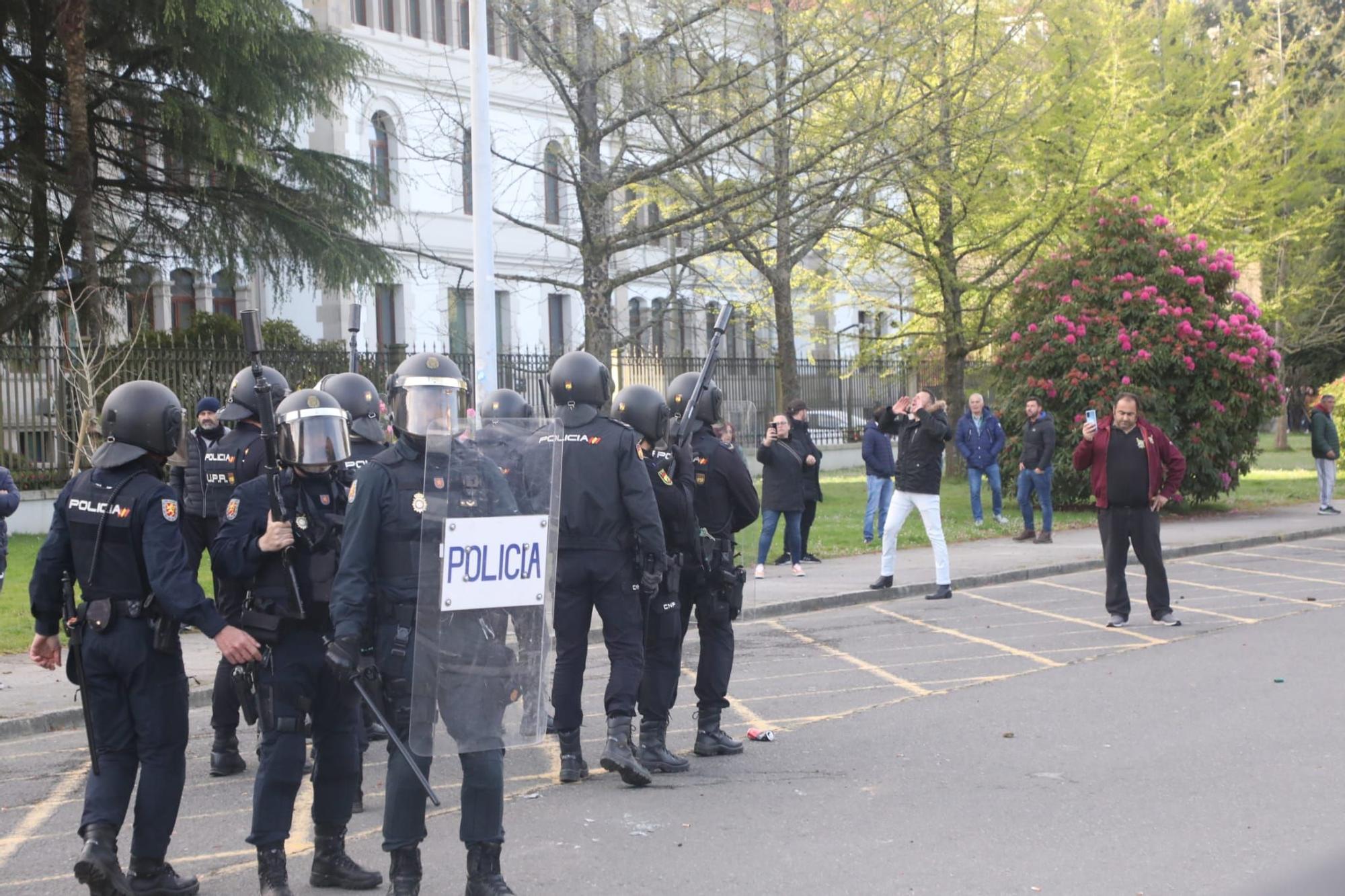 La Policía carga contra los manifestantes ante la Xunta por el conflicto de la mejilla
