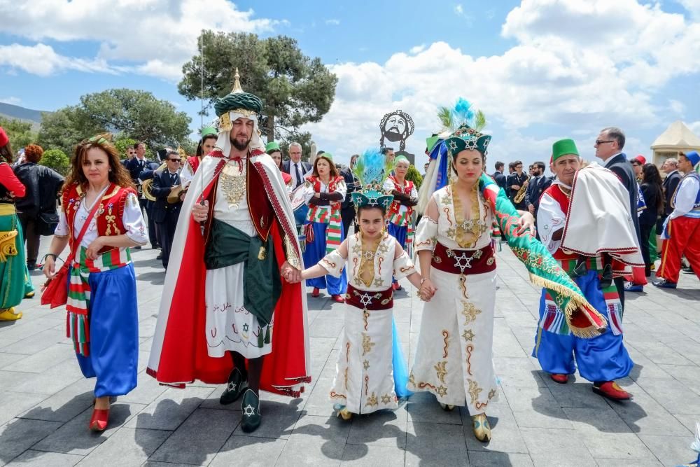 Las diez comparsas acompañan al santo en su tradicional bajada ante miles de vecinos que aguardan con emoción su paso