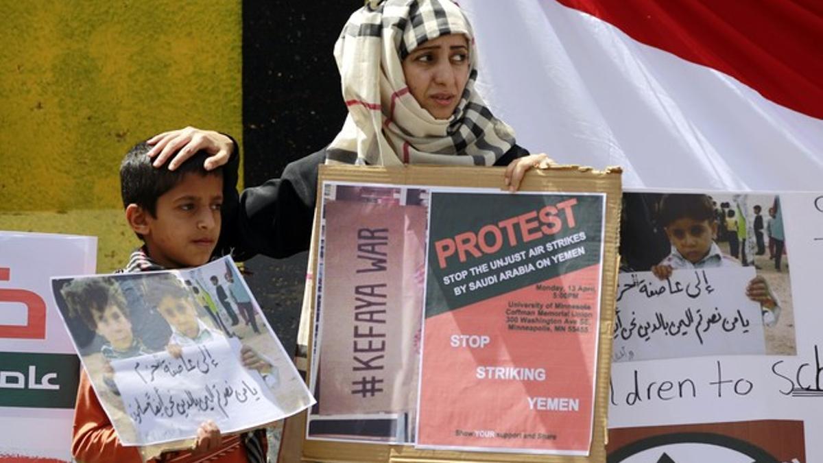 Una mujer y un niño de Yemen protestan ante la embajada saudí en Saná