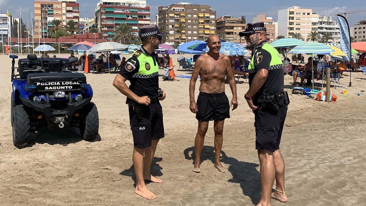 La Policía Local de Playas mantiene un contacto directo con los usuarios de la playa. / AYUNTAMIENTO SAGUNT