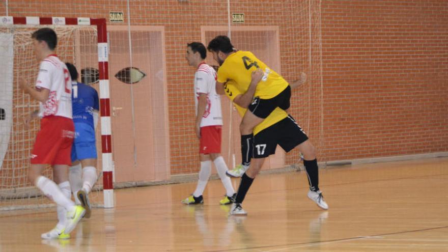 Los eldenses Tico y Luciano celebran un gol ante el Leganés.