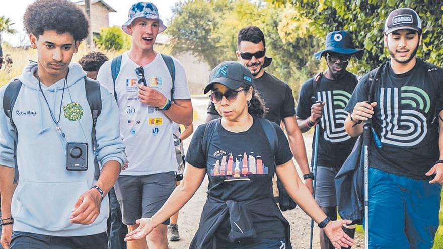 La embajadora de Estados Unidos en España, Julissa Reynoso, junto a un grupo de estudiantes, durante una etapa del Camino