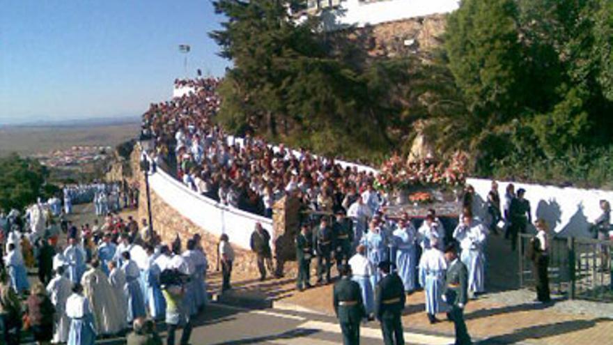 Miles de cacereños acompañan a la Virgen a Cáceres