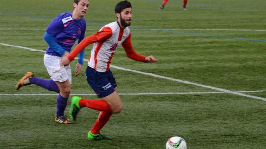 Un jugador del Alondras conduce el balón durante un encuentro. // GonzaloNúñez