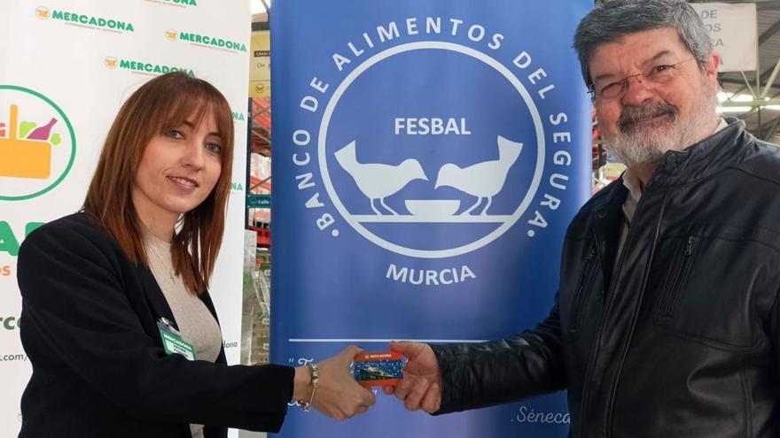 Esther Piornos, responsable de Relaciones Externas de Mercadona y José García-Galbis, presidente del Banco de Alimentos del Segura durante la entrega de tarjetas de compra. | MERCADONA