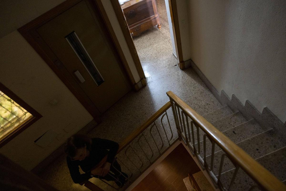Los vecinos denuncian que desde el jueves tampoco tienen luz en la escalera.