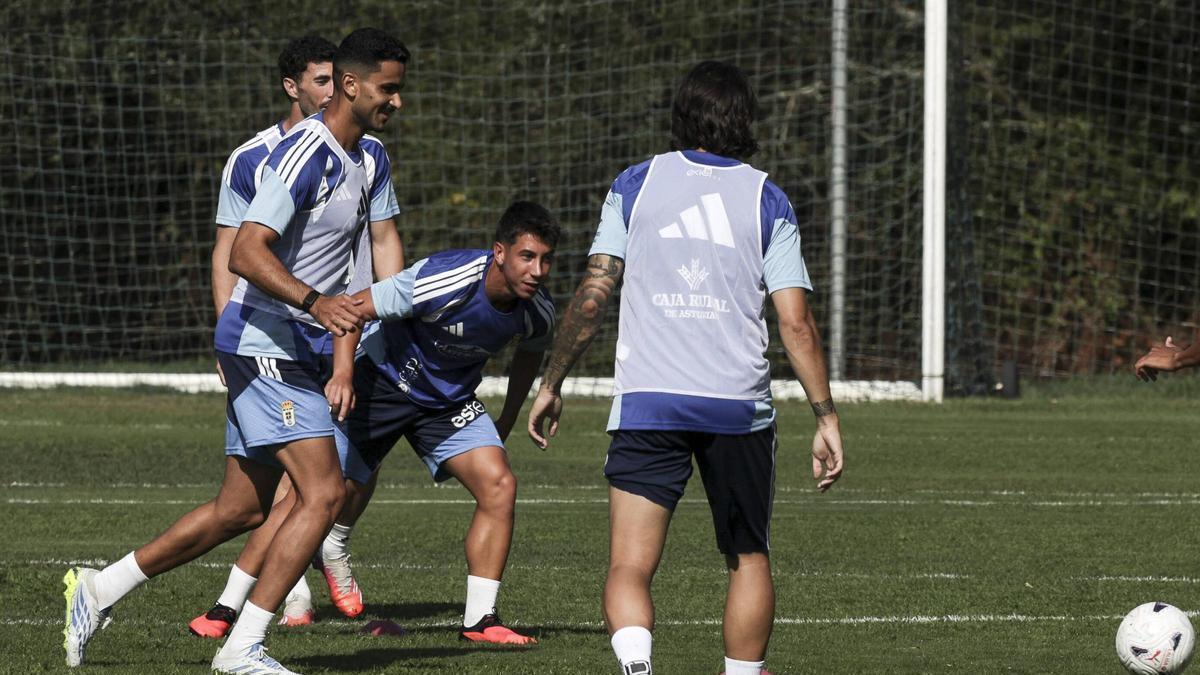 Youness, junto a Villahermosa, durante un entrenamiento del Oviedo en El Requexón.