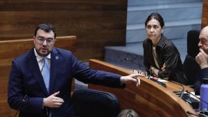 Adrián Barbón responde a Vox durante el Pleno.