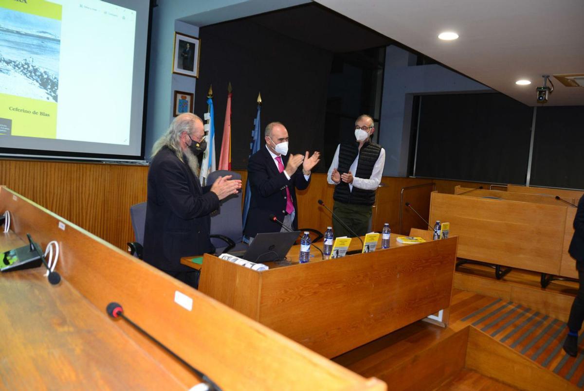 Camilo Camaño, Ceferino de Blas y Xoán Carlos Abad en el salón de plenos de Cangas. | // G.N.