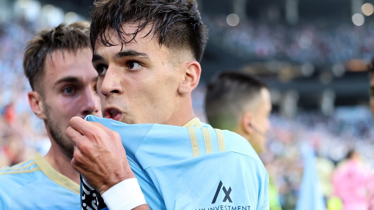 Gabri Veiga se besa el escudo tras marcar un gol con el Celta