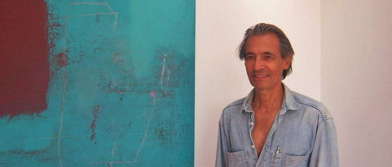 El artista Michel Buades, junto a uno de los cuadros de su muestra ‘Sin título’.  |  GARDEN ART GALLERY