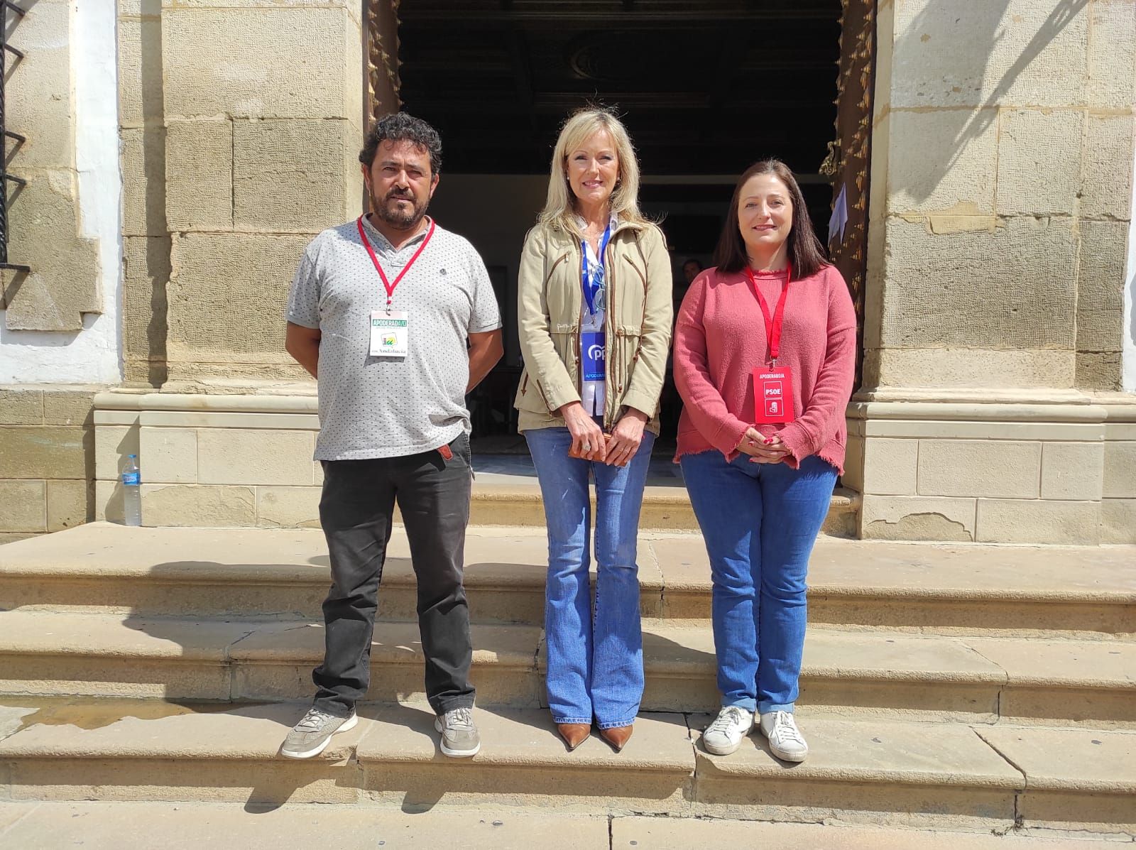 Bujalance. Los tres candidatos bujalanceños posan unidos a las puertas del consistorio