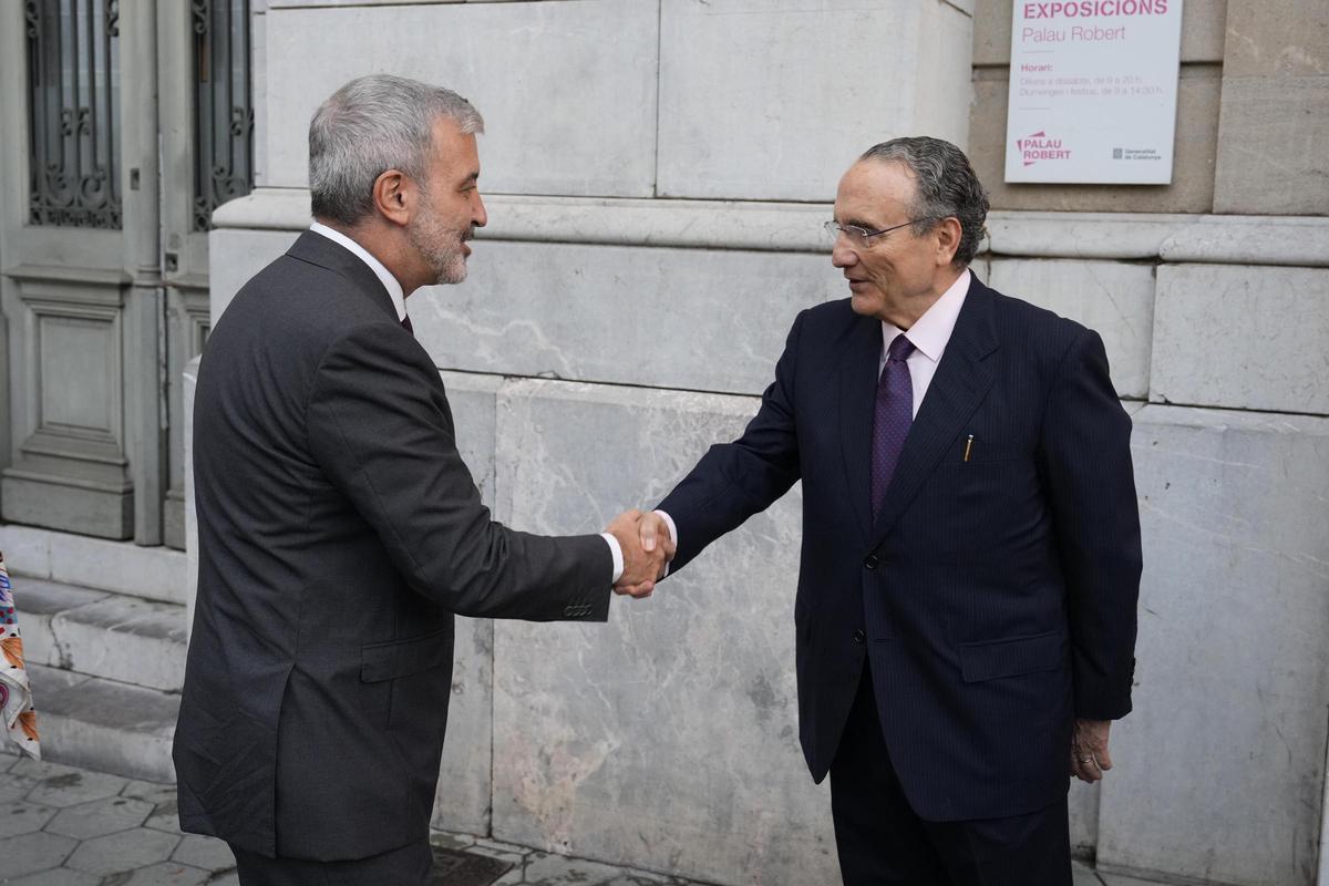 Jaume Collboni, alcalde de Barcelona, saluda a Javier Moll, presidente de Prensa Ibérica.