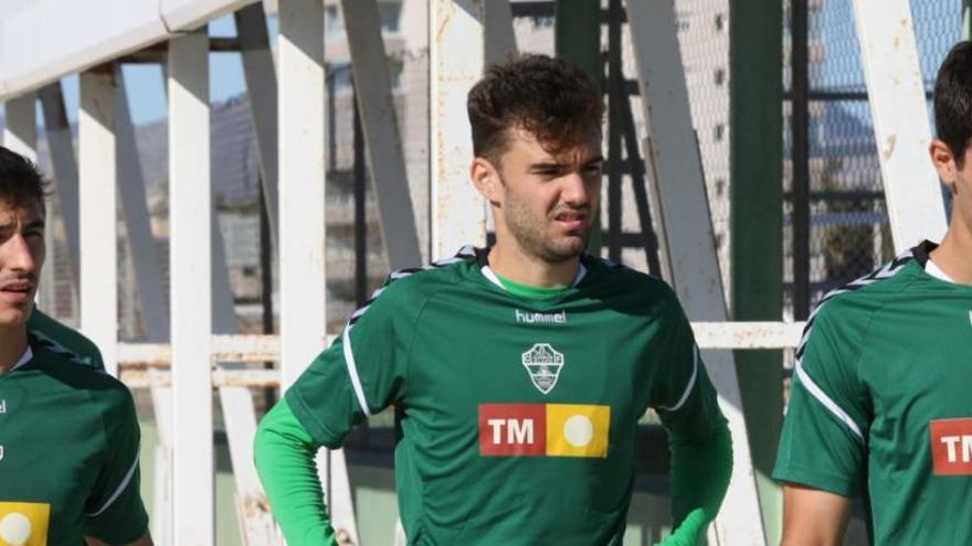 Andoni, llegando al campo anexo para entrenar