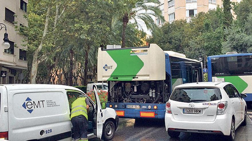 Un bus averiado colapsa el tráfico en la Rambla