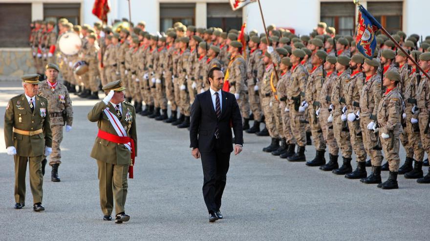 Bauzá en un acto con el Ejército siendo presidente del Govern