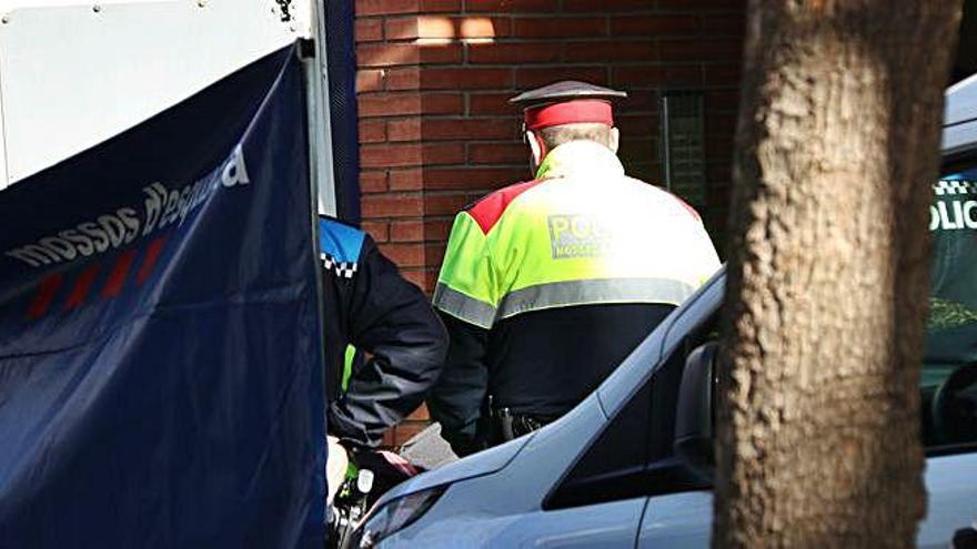 Agents dels Mossos d&#039;Esquadra treuen el cos d&#039;una de les víctimes del doble crim d&#039;Esplugues