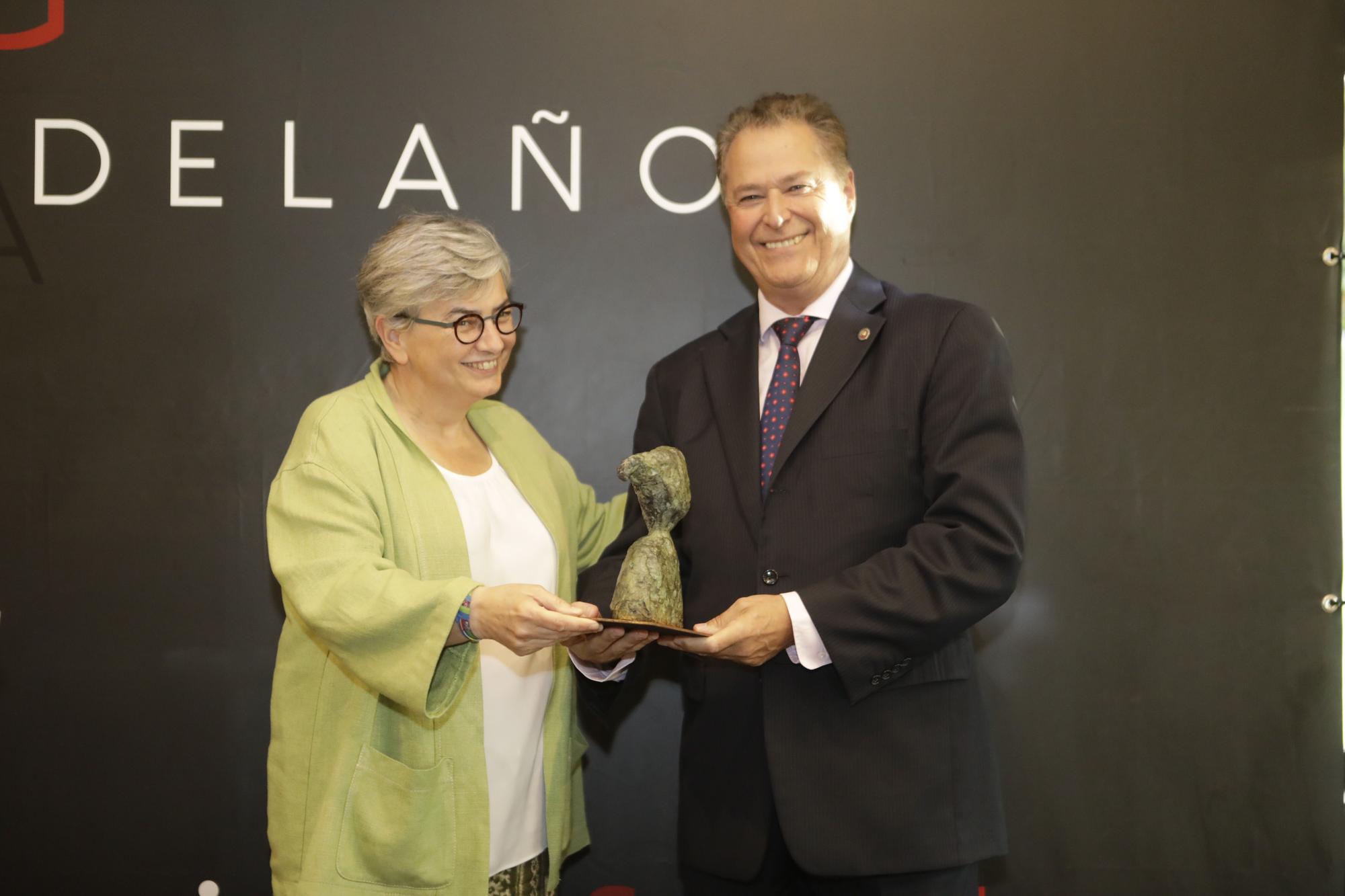 Entrega del premio "Gijonés del año" a Félix Baragaño