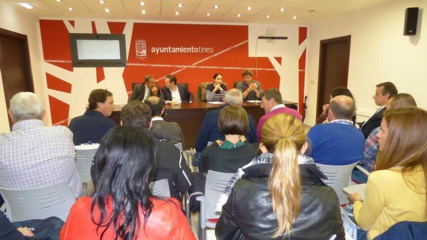 Asistentes a la reunión de Tineo. En la mesa, por la izquierda, Fernando Lastra, Guillermo Martínez, Elsa Pérez y Jesús Gutiérrez.