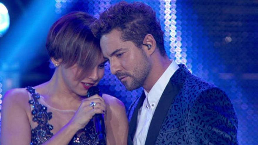 Chenoa y Bisbal durante su actuación.