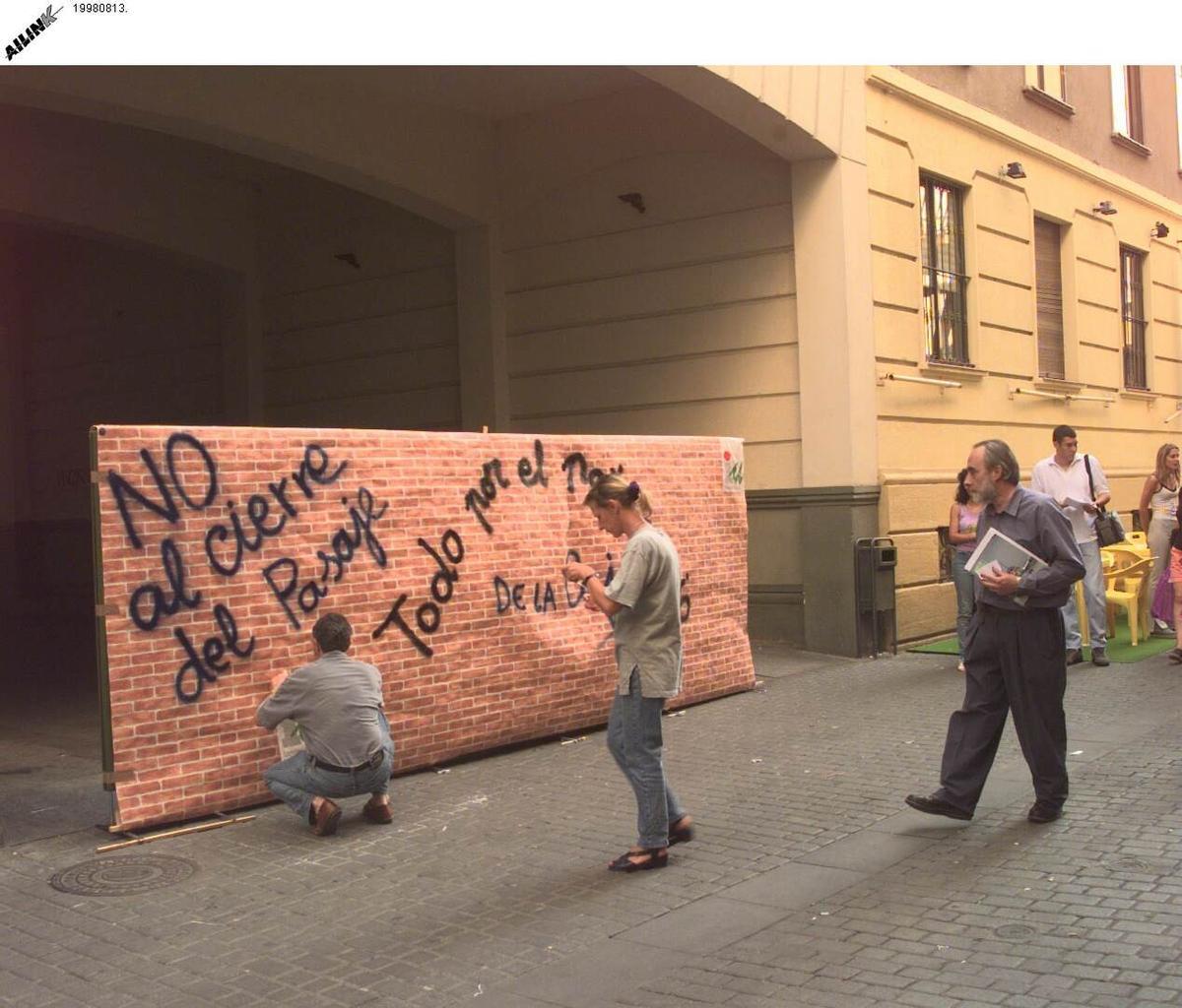 Protesta de Izquierda Unida para evitar el cierre del pasaje de Caja Duero en el año 1998.