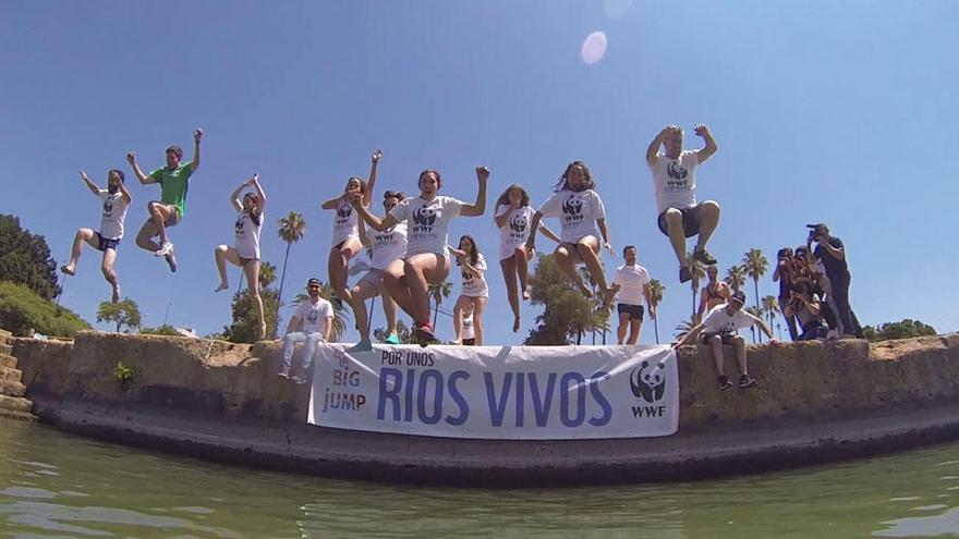 Una imagen del &#039;Big Jump&#039;, llevada a cabo por los voluntarios de la WWF.