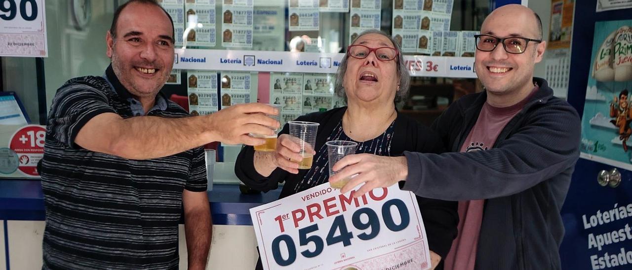 Los responsables de la Administración de Lotería número 11 de La Laguna posan con el cartel del primer premio.