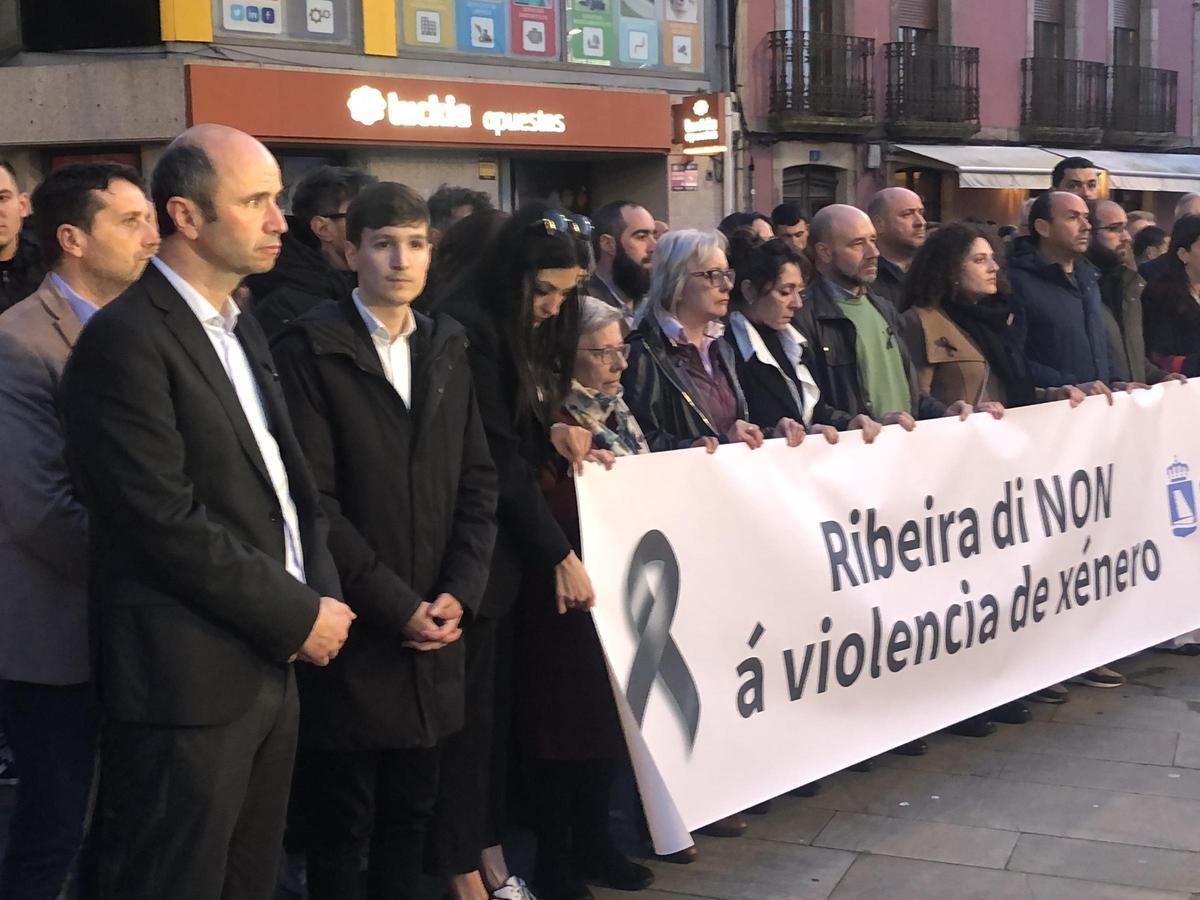 Por la izquierda, el alcalde de Boiro, José Ramón Romero; el teniente de alcalde de Ribeira, Vicente Mariño; y el alcalde, Luis Pérez, en la manifestación