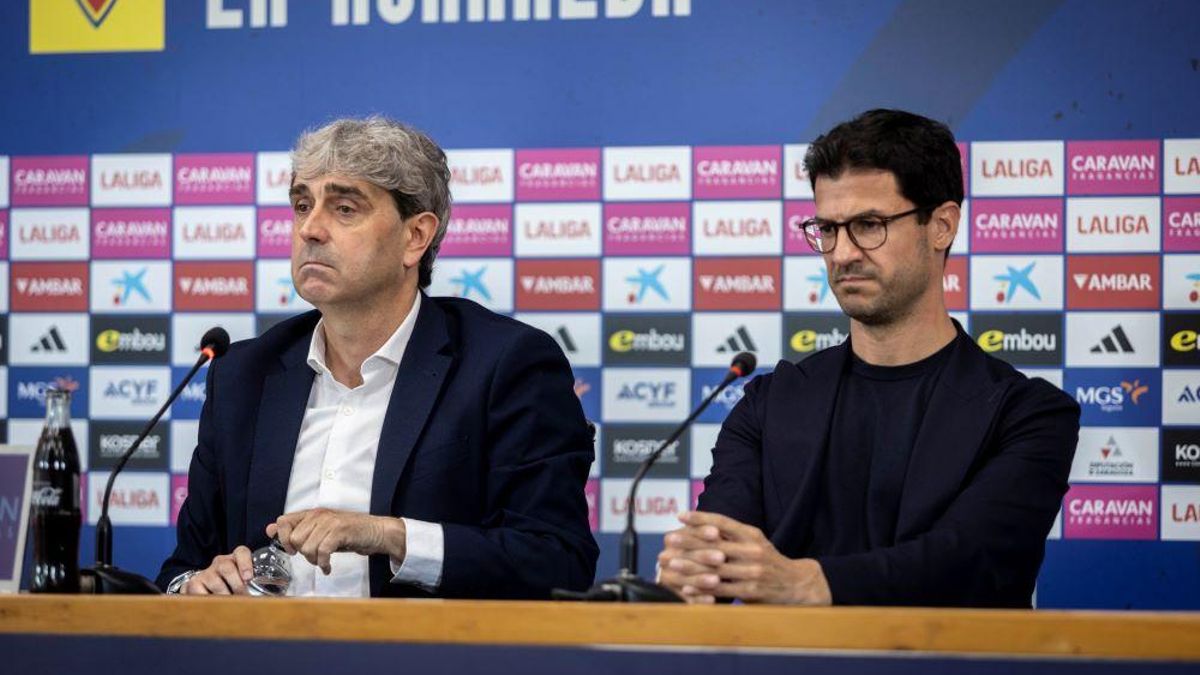 Txema Indias y Fernando López, director deportivo y general del Zaragoza, el martes.