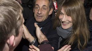 El ex presidente de Francia Nicolas Sarkozy y la ex top model y cantante Carla Bruni.