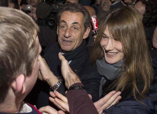 El ex presidente de Francia Nicolas Sarkozy y la ex top model y cantante Carla Bruni.