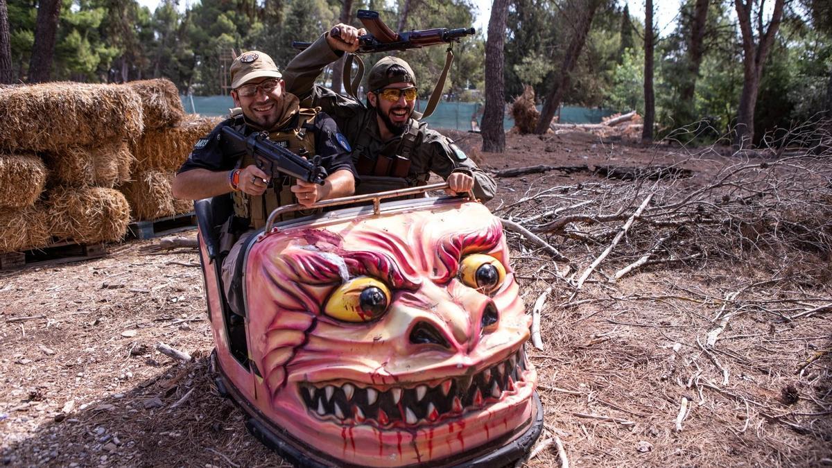 Dos jugadores de airsoft, en el Campo Ludus.