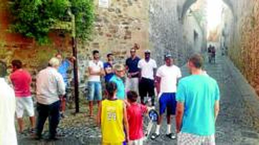 La nueva plantilla del Cáceres disfruta de la zona monumental antes de empezar a entrenar