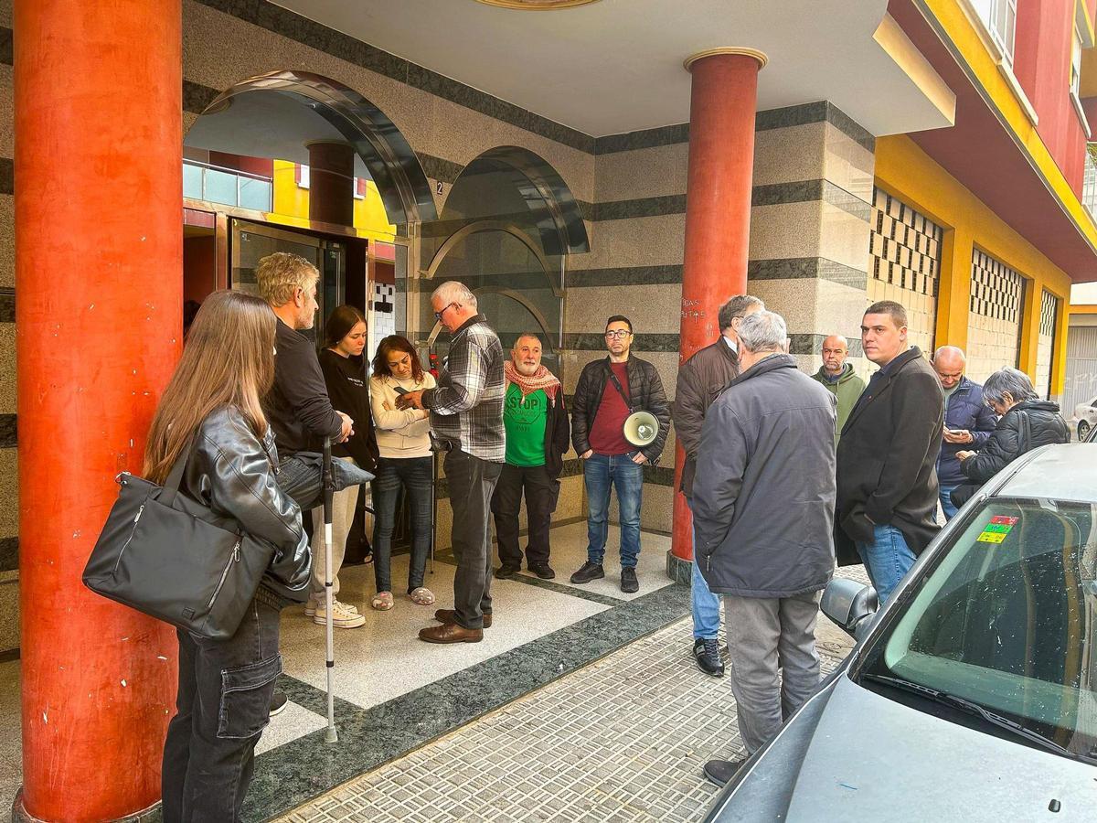 La intervención de la PAH ha permitido paralizar el desahucio de una familia en Beniel