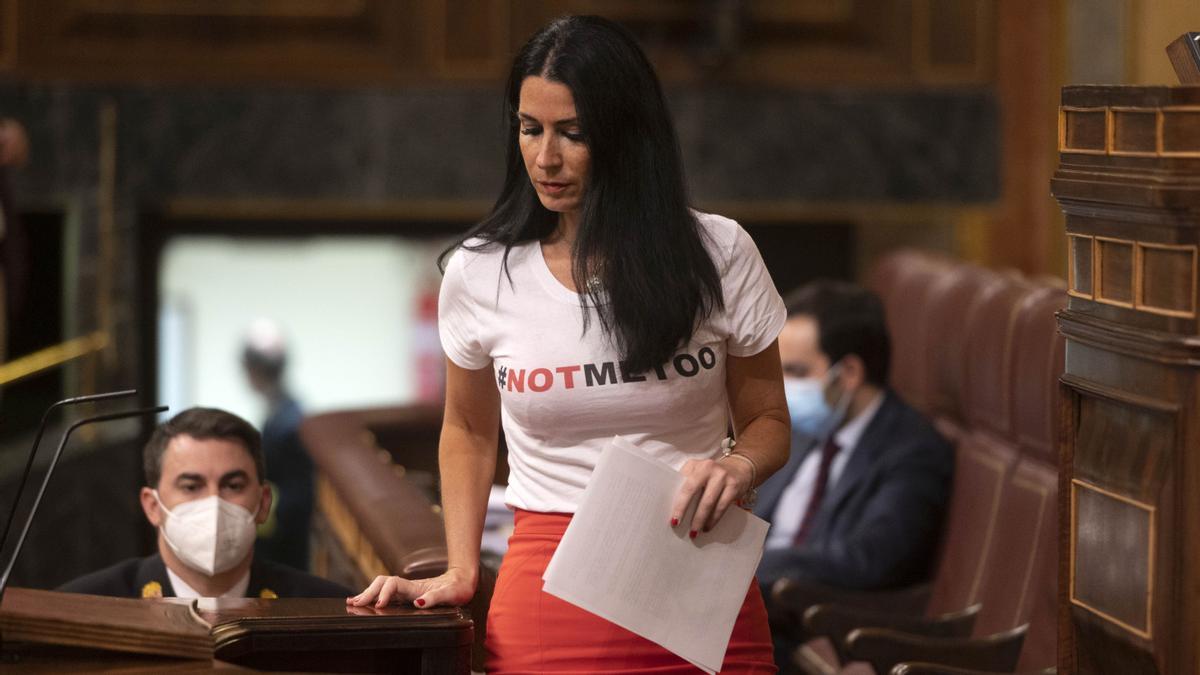 La portavoz adjunta de Vox en la Comisión de Igualdad del Congreso, Carla Toscano, con una camiseta de &quot;Not me too&quot; en una sesión plenaria en el Congreso de los Diputados, a 14 de octubre de 2021, en Madrid, (España). El pleno tiene como objeto abordar la ley de Libertad Sexual, que inicia hoy su tramitación parlamentaria con el debate de las enmiendas a la totalidad presentadas por PP y Vox al estar en desacuerdo. Conocida como la ley del “solo sí es sí”, introduce cambios en el Código Penal para acabar con la distinción entre abuso y violación. La norma tiene como elemento central el consentimiento. Asimismo, durante el pleno los partidos abordan un decreto ley para contener el precio de la luz y otro sobre la prórroga de los ERTE. 14 OCTUBRE 2021;SOLO SI ES SI;CONGRESO;DEBATE;DIPUTADOS;SESION Alberto Ortega / Europa Press 14/10/2021