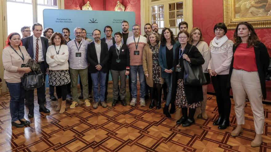 Los representantes de Xarxa Educativa junto a miembros del PSIB, Més per Mallorca y Més per Menorca. |