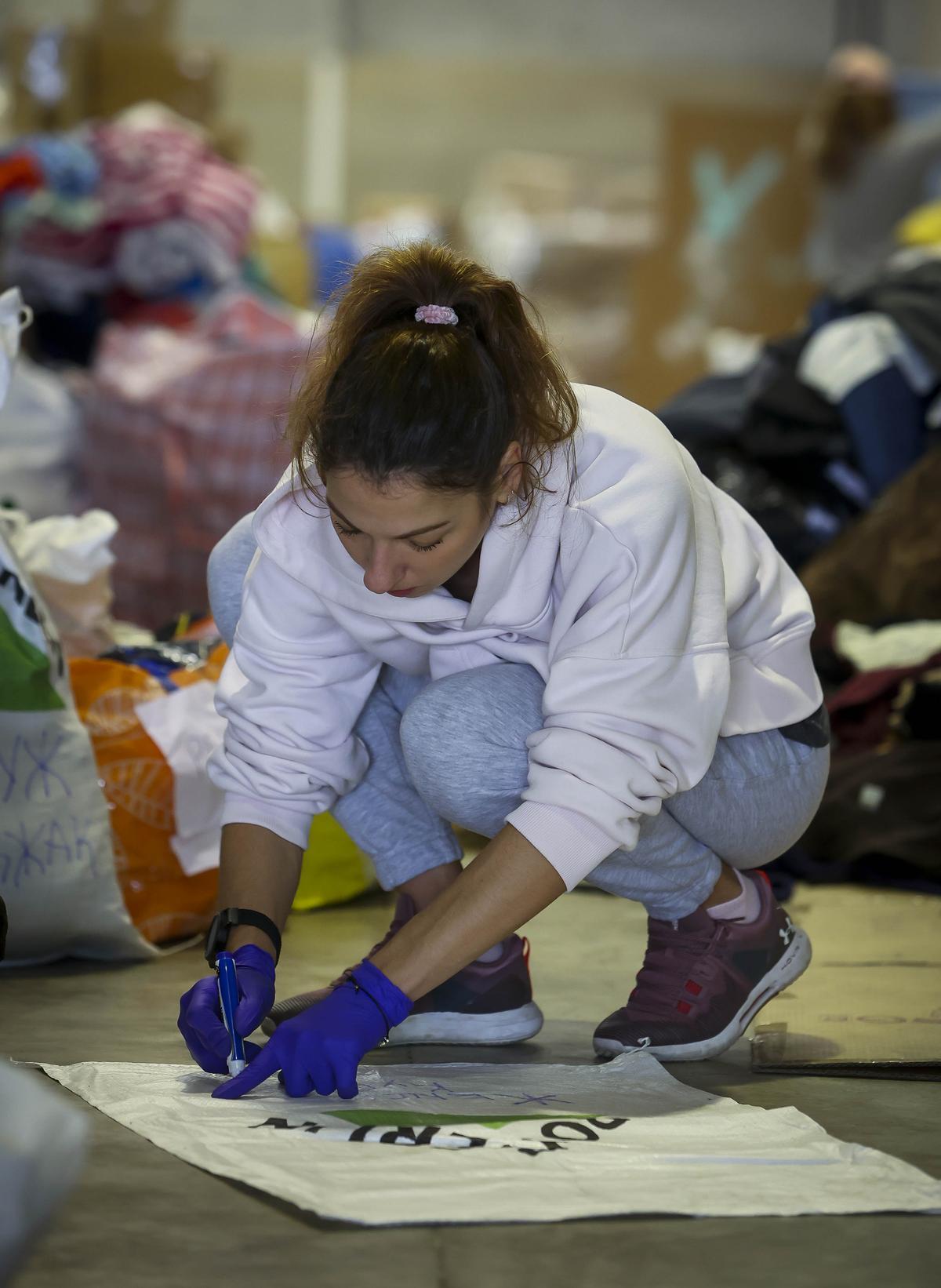 Ucranianas y Rusas trabajan juntas en el empaquetado de ayuda humanitaria Ucranianas y Rusas trabajan juntas en el empaquetado de ayuda humanitaria