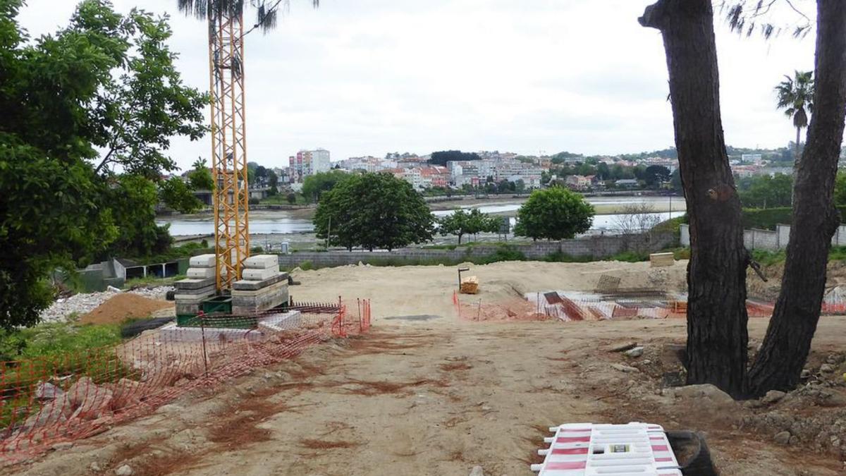 Á dereita, terreo de Culleredo, á esquerda (guindastre), A Coruña.  | // L.O.