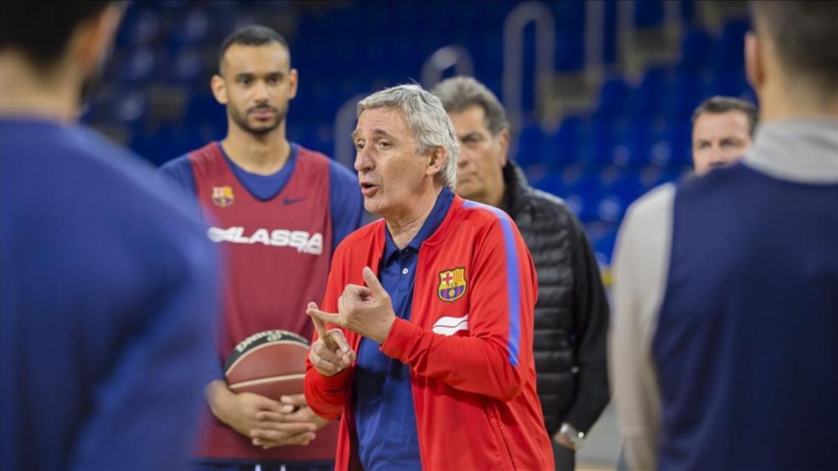 Pesic dirigiendo su primer entrenamiento con el FC Barcelona