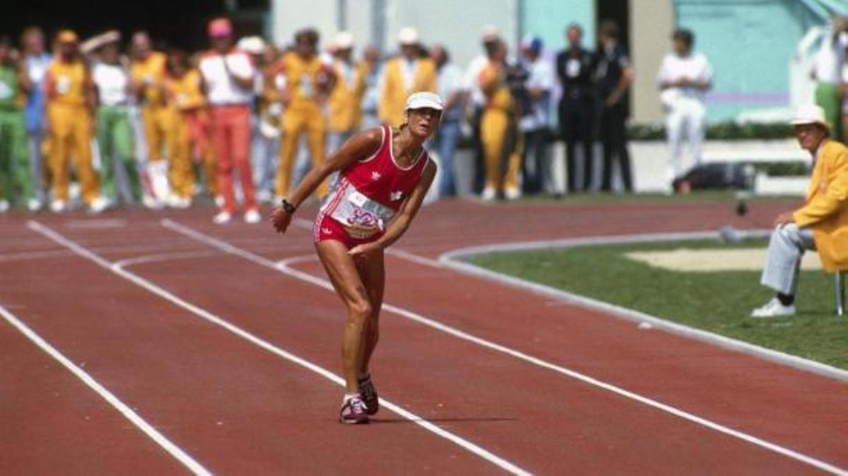 Últimos metros de la maratoniana suiza Gabriela Andersen en Los Ángeles-84