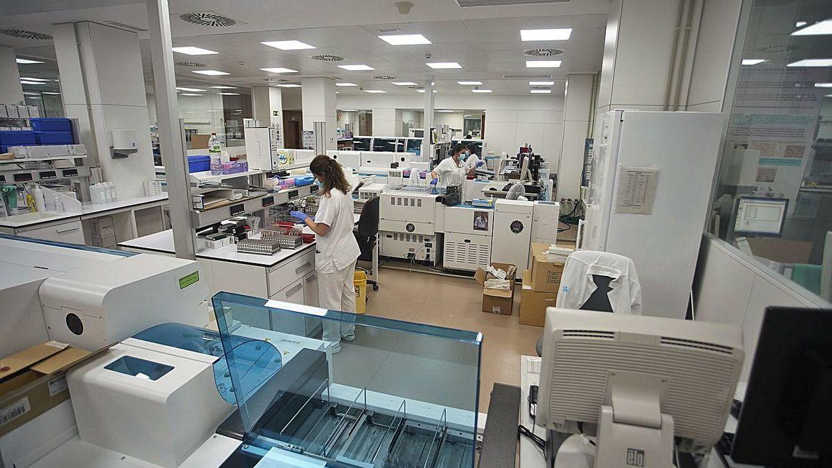 El laboratori clínic de l’ICS en una imatge d’arxiu