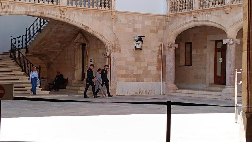 VÍDEO | La mujer condenada por asesinar a su bebé tirándola a un contenedor en Manacor seguirá en la cárcel