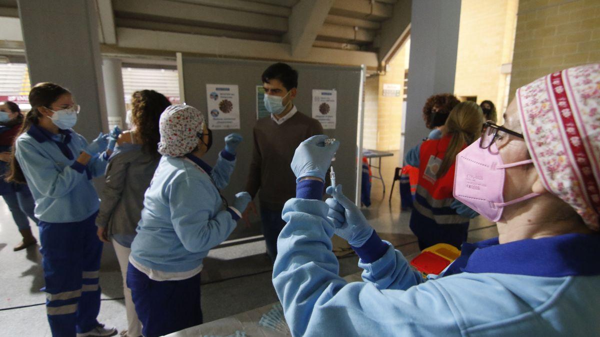 Andalucía batirá esta semana el récord de vacunación contra el covid con 800.000 dosis.